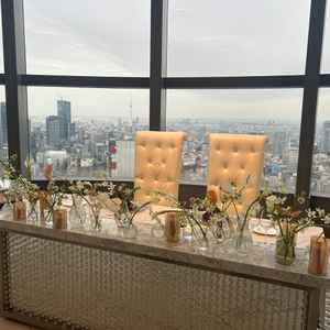 披露宴会場の高砂の写真。後ろにスカイツリーがあり良い眺めでした。