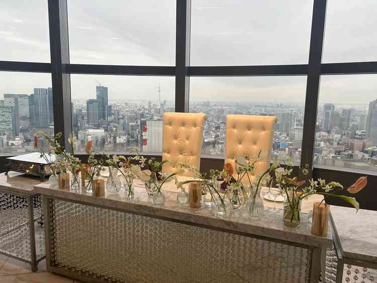 披露宴会場の高砂の写真。後ろにスカイツリーがあり良い眺めでした。