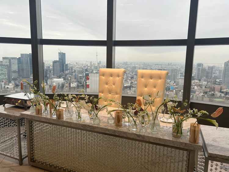 披露宴会場の高砂の写真。後ろにスカイツリーがあり良い眺めでした。
