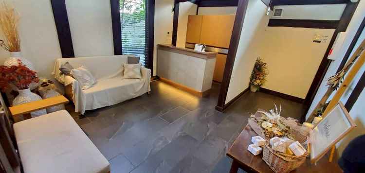 受付の写真。右側のテーブルは好きなように飾り付け可能と聞いてとても素敵だなと思いました。