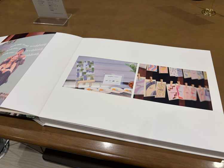 フォトアルバム、待ち時間に実際の挙式の様子を写真で見せていただいた