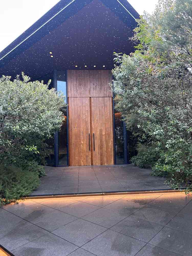 チャペルは木の感じで落ち着くような雰囲気でした。