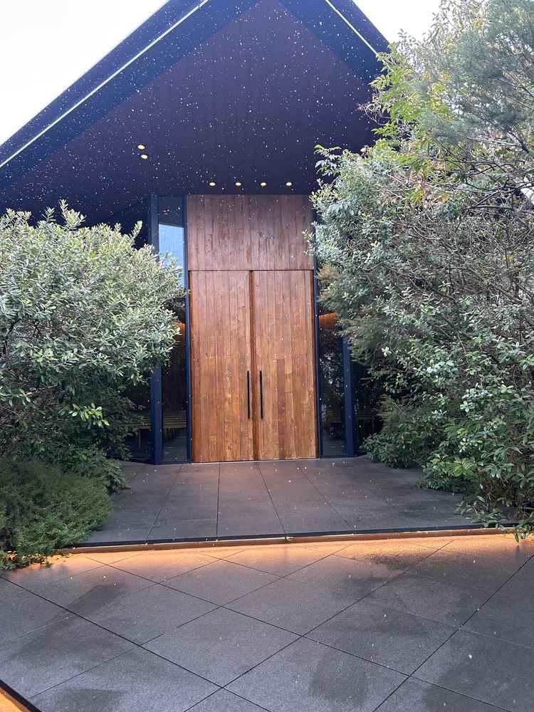 チャペルは木の感じで落ち着くような雰囲気でした。