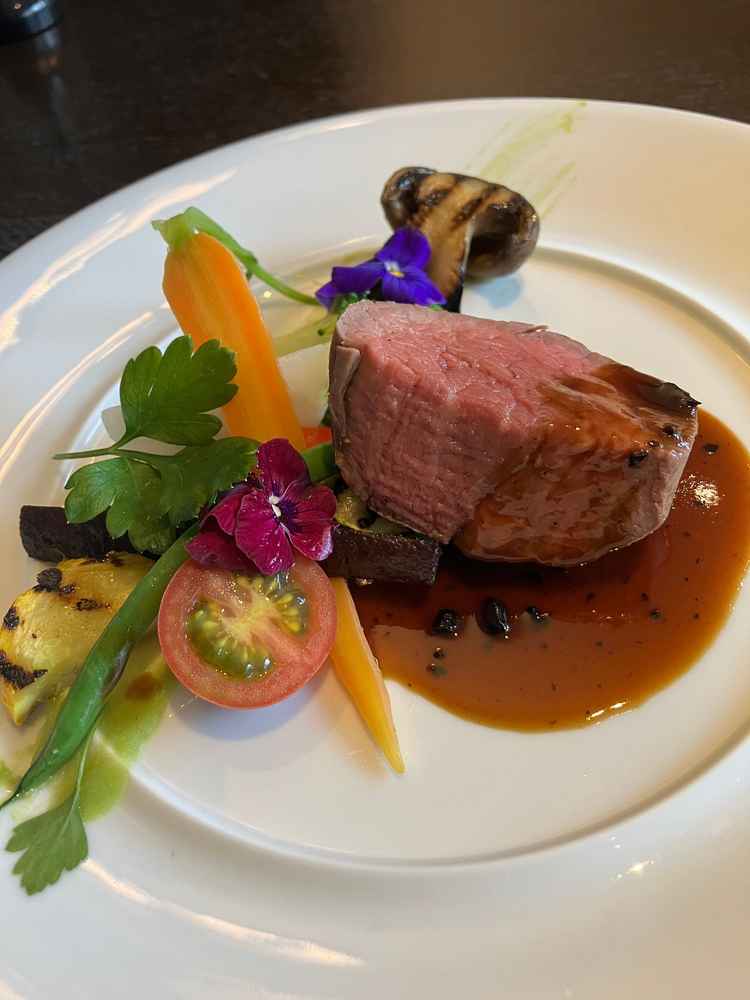 新婦撮影。試食でメインのお肉料理をいただいた。びっくりするほど柔らかくて美味しかった。