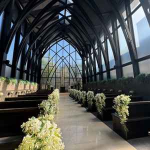 チャペルは天井が高く落ち着いた雰囲気でとても素敵でした。