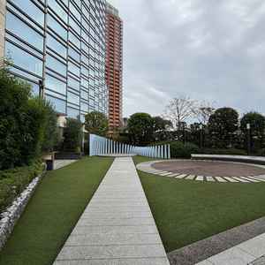 チャペル前の中庭。雨天時も屋根があるので安心。