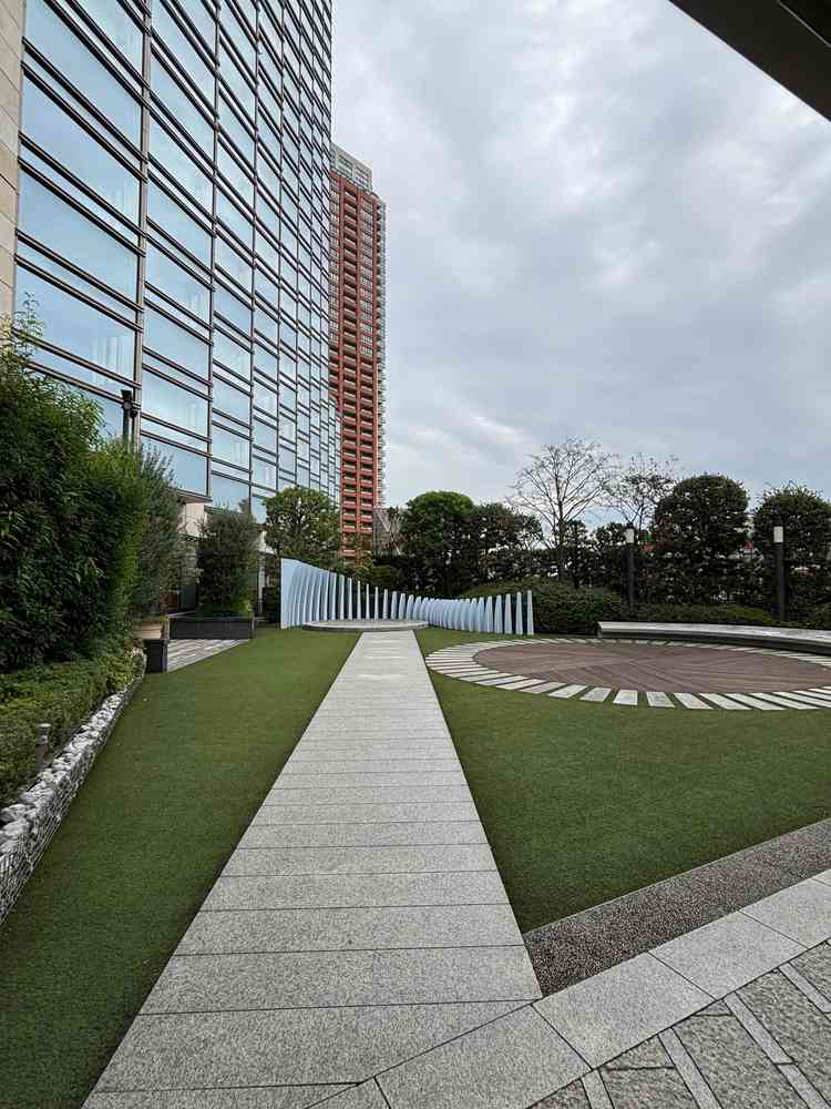 チャペル前の中庭。雨天時も屋根があるので安心。