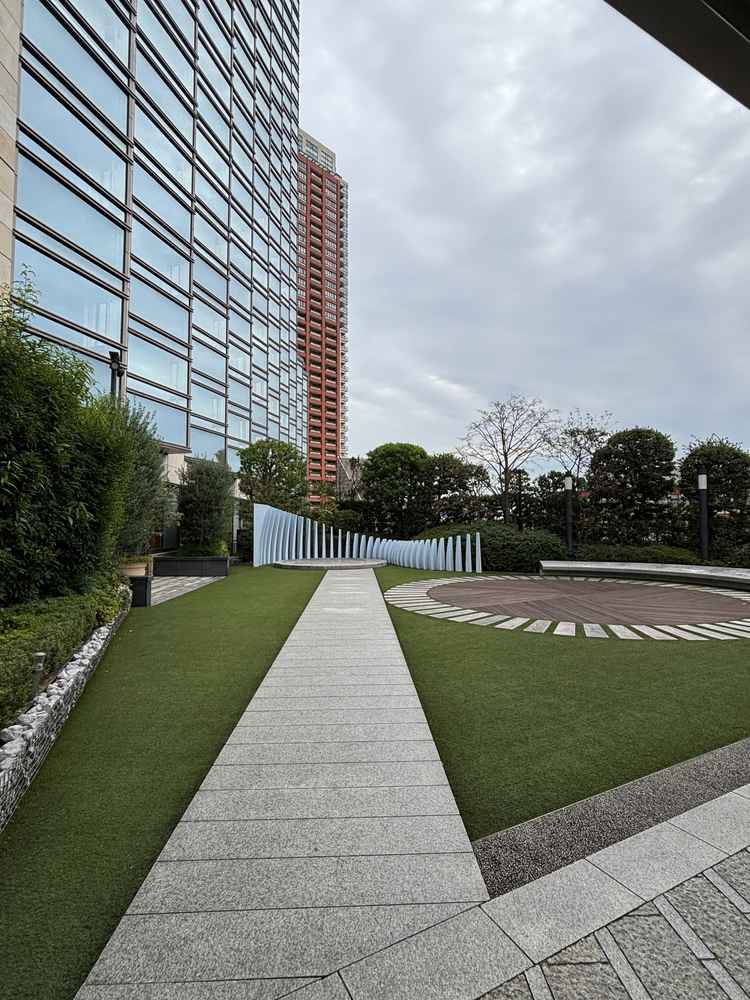 チャペル前の中庭。雨天時も屋根があるので安心。