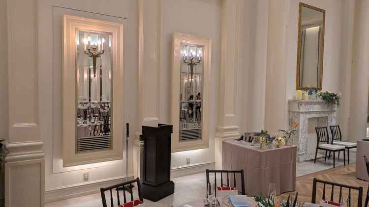 披露宴会場のテーブルから司会者卓を見た写真です。進行や乾杯の挨拶などを想像できます。