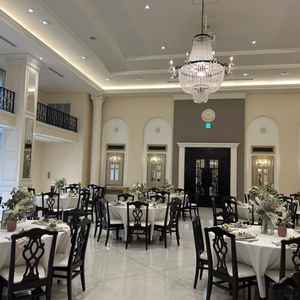 白色基調の披露宴会場