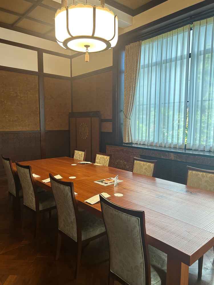 新婦控え室です。窓から見える緑と、和のお上品で引き締まったデザインが特徴的です。