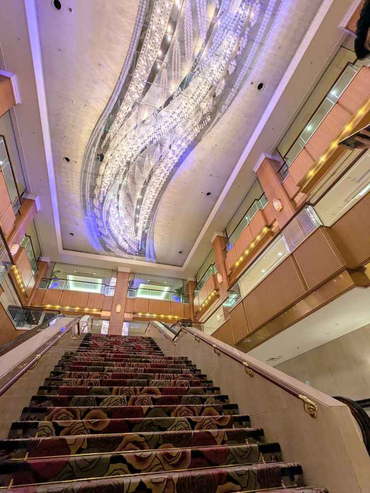 シャンデリアが印象的なロビー。