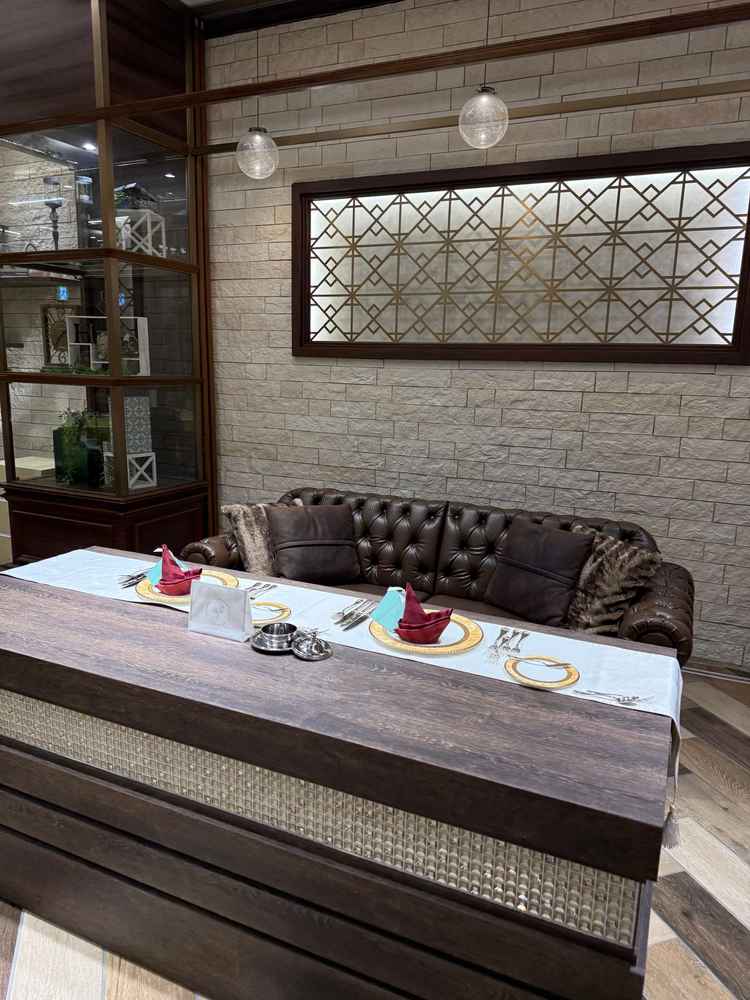 披露宴会場ラプソディ：ヴィンテージなソファが素敵で緑もあってナチュラルな印象でした。