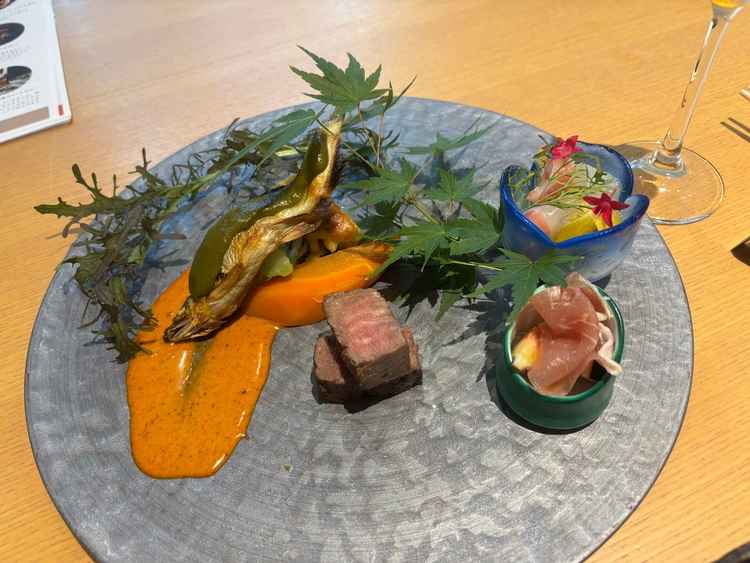 メインプレートの写真。キッシュが絶品でした。