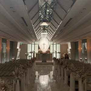 白を基調にしたチャペル。バージンロードを照らす光の演出が素敵だった。