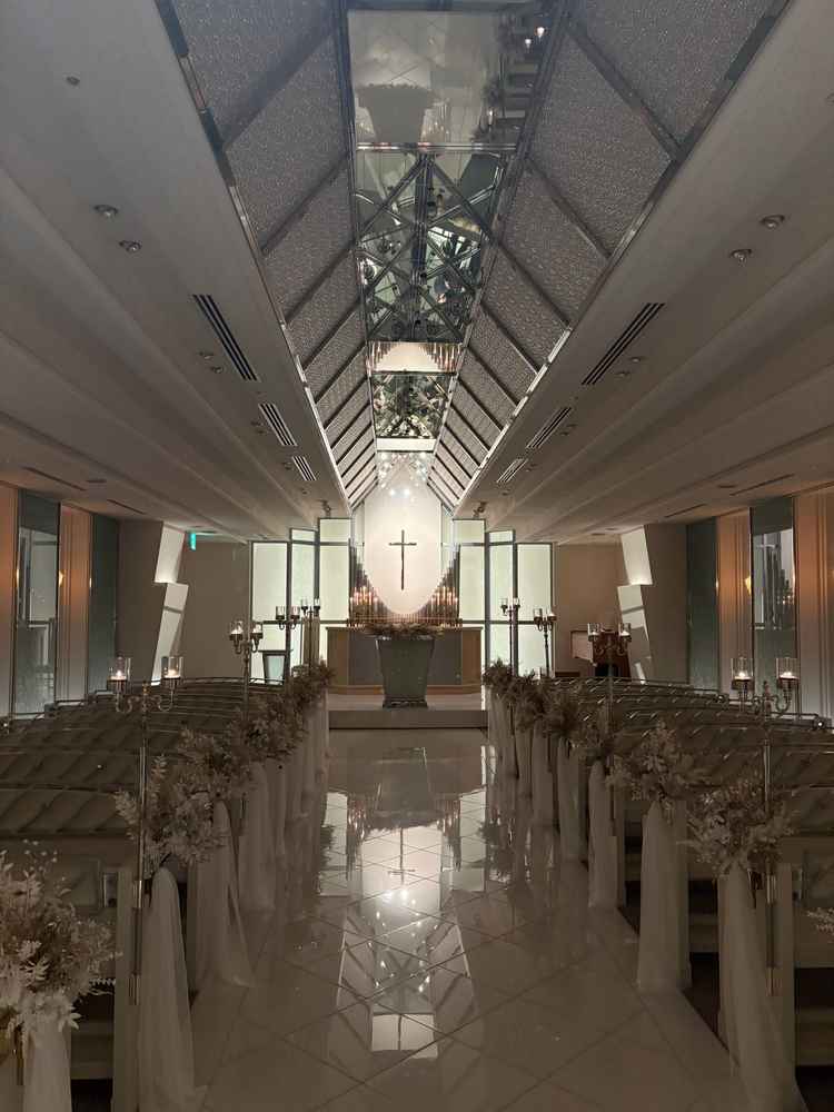 白を基調にしたチャペル。バージンロードを照らす光の演出が素敵だった。