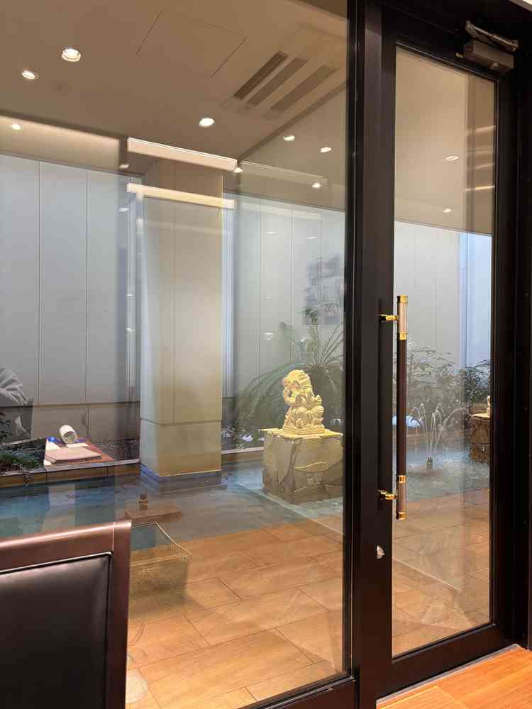 商談室の奥に石像のある池があってオシャレに感じた