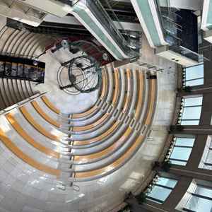 チャペル。吹き抜けで参列者に囲まれるような特徴的な場所でした。