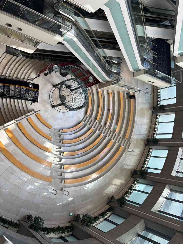 チャペル。吹き抜けで参列者に囲まれるような特徴的な場所でした。