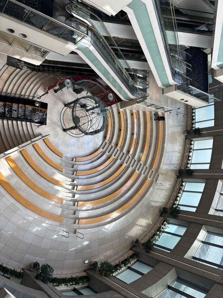 チャペル。吹き抜けで参列者に囲まれるような特徴的な場所でした。