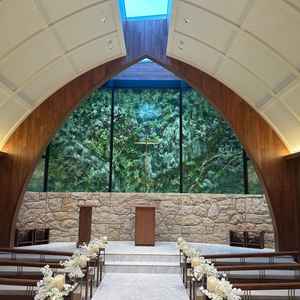 チャペルです。自然光と木の温もりが感じられる雰囲気で、参列者と新郎新婦の距離が近いです。