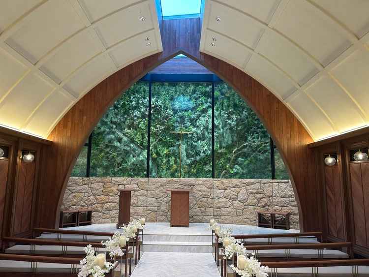 チャペルです。自然光と木の温もりが感じられる雰囲気で、参列者と新郎新婦の距離が近いです。