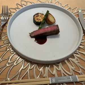 お肉料理をいただきました。食材も味付けも好みで美味しかったです。