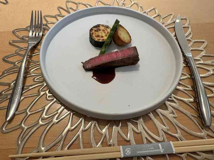 お肉料理をいただきました。食材も味付けも好みで美味しかったです。