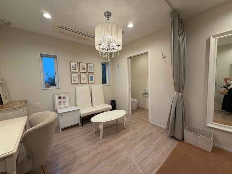 新郎新婦控え室は部屋の中にトイレもあり、広々としているため、他のゲストと鉢合わせる方がない配慮が良い