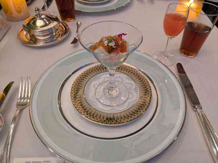 アミューズの写真。アボカドと海鮮の相性が抜群で非常に美味しかった。