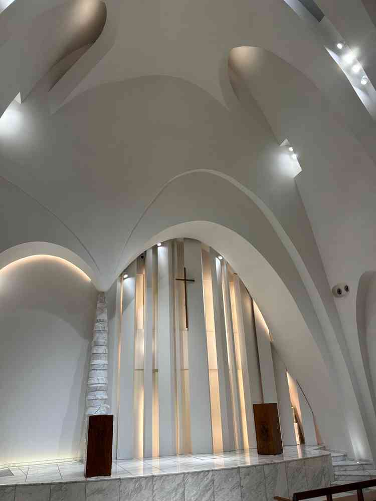 白を基調としたデザインされたチャペルは、とてもきれいだった。