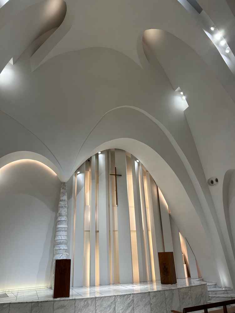 白を基調としたデザインされたチャペルは、とてもきれいだった。