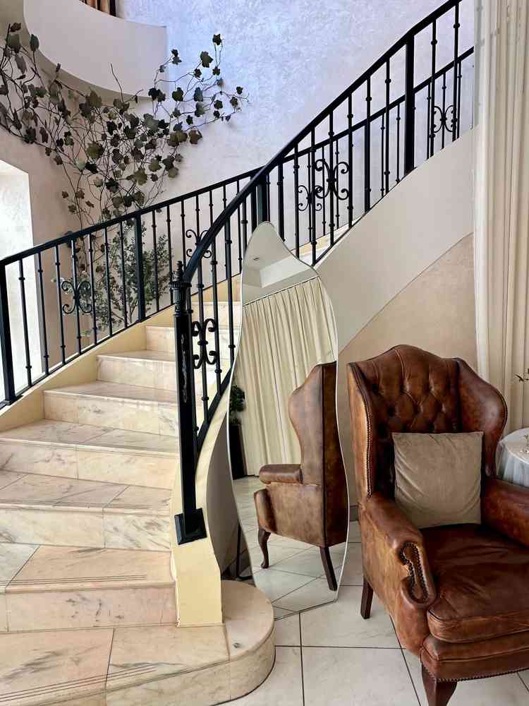 曲線階段と装飾が優雅で写真映えしそうでした。