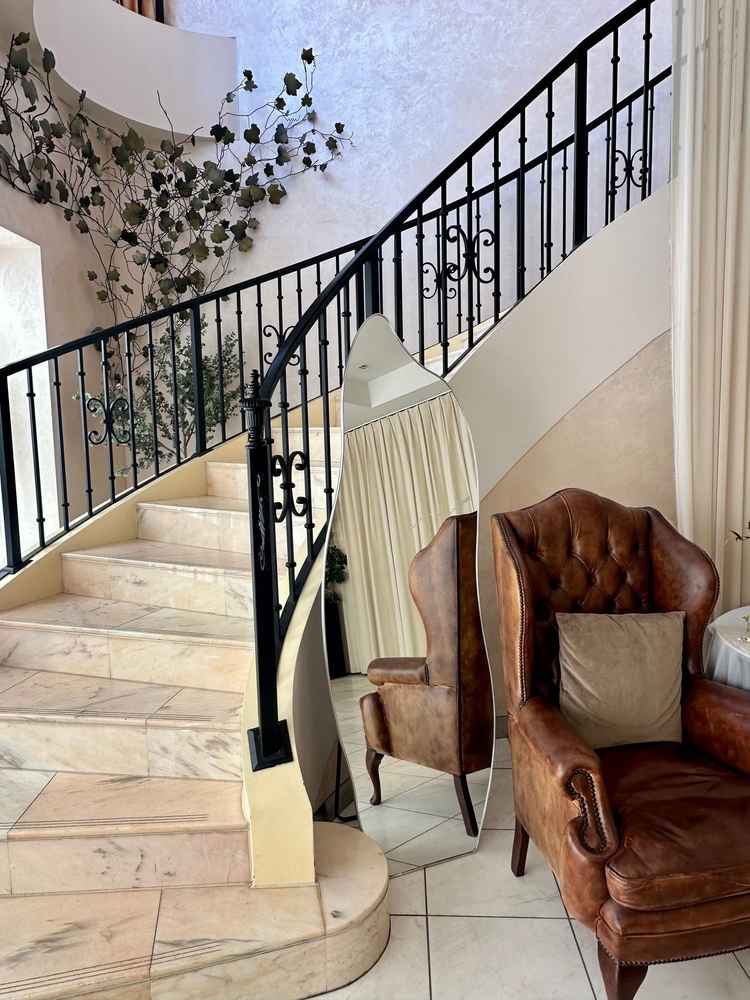 曲線階段と装飾が優雅で写真映えしそうでした。