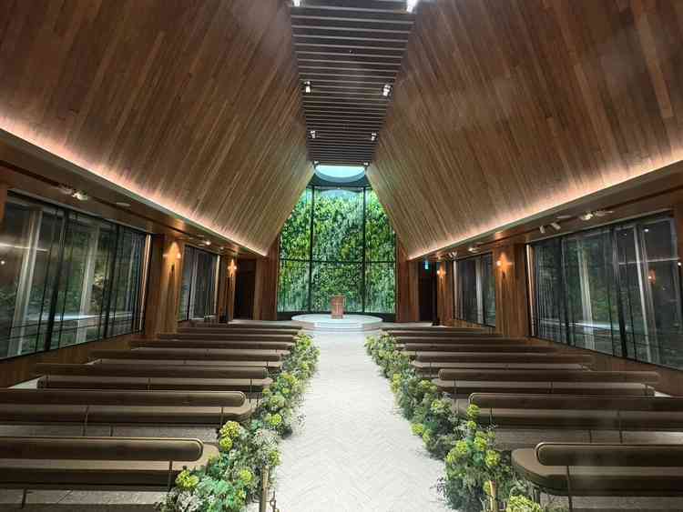 チャペル。天井が高く窓の外は緑が豊かでした。