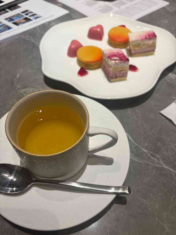 お皿やカップもおしゃれでよかったです。