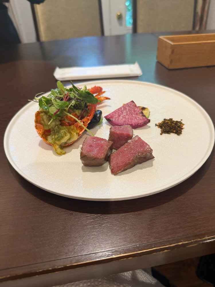 メインのお肉料理。重たくもなく、とても柔らかくて絶品でした。