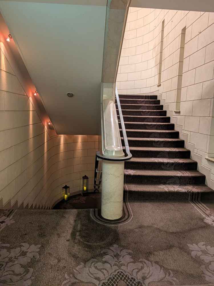 館内は銀行の迎賓館であったこともあり、重厚な雰囲気である。例えば階段の手すり箇所は大理石である。