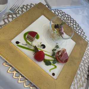 試食の前菜とデザート。車海老と和出汁のジュレが美味しかったです。お箸も準備されていて良かった。