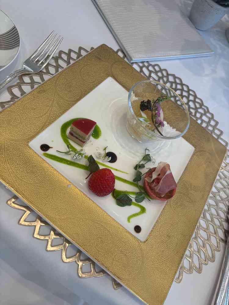 試食の前菜とデザート。車海老と和出汁のジュレが美味しかったです。お箸も準備されていて良かった。