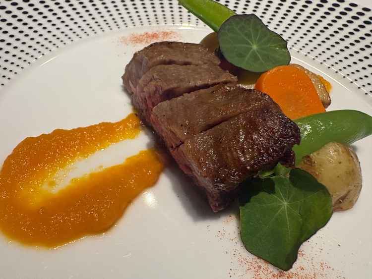20000円コースで出てくる国産牛、ソースも肉自体のクオリティも高かった。