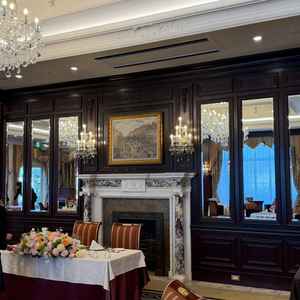 本館の披露宴会場。白いドレスが映えそう。