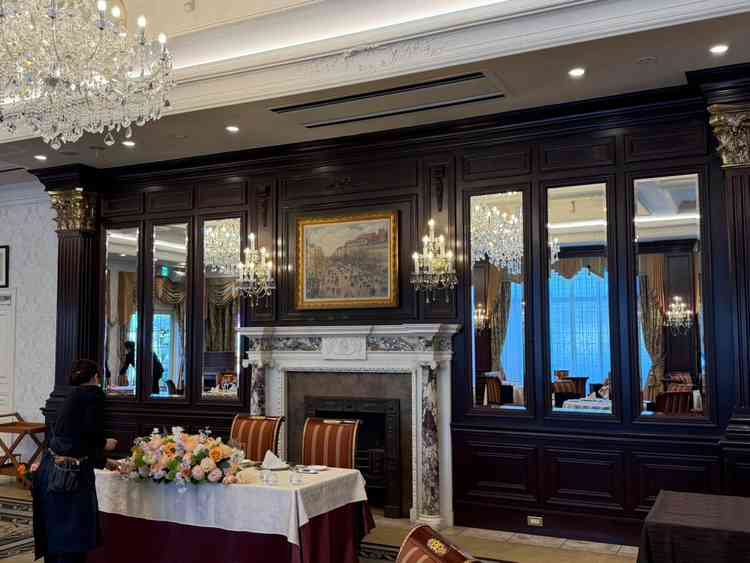 本館の披露宴会場。白いドレスが映えそう。