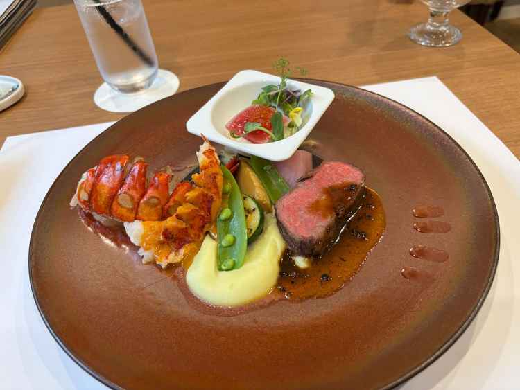 試食の牛肉とオマール海老。和風の優しめな味