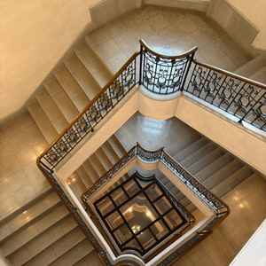 ホテル内の螺旋階段はドレスを綺麗に見せてくれるフォトスポット