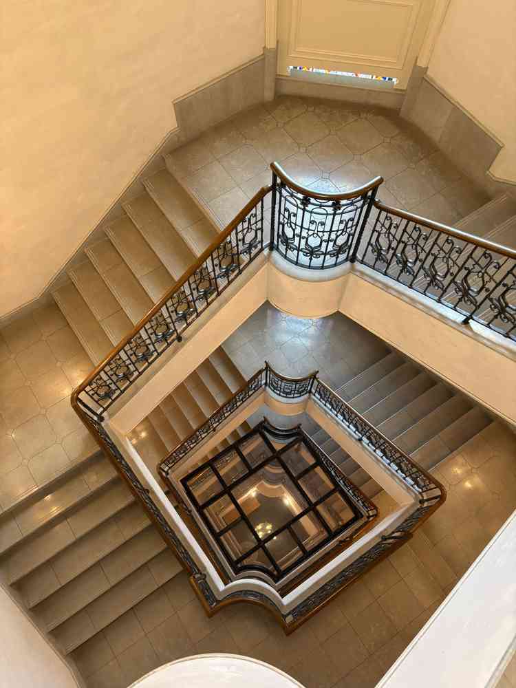 ホテル内の螺旋階段はドレスを綺麗に見せてくれるフォトスポット