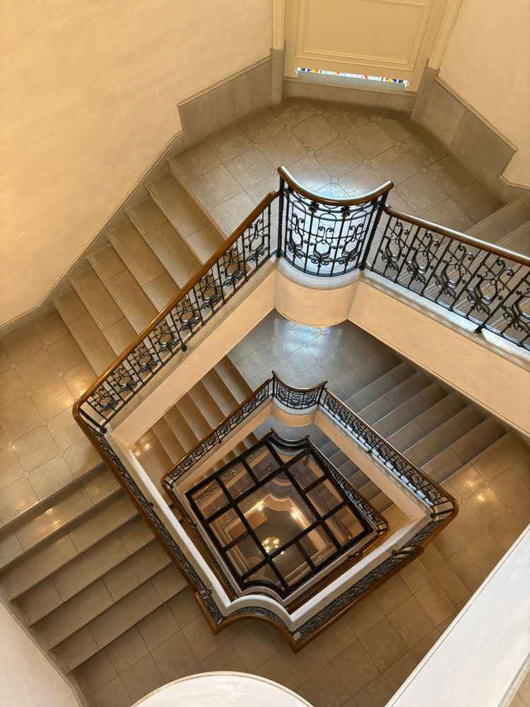 ホテル内の螺旋階段はドレスを綺麗に見せてくれるフォトスポット