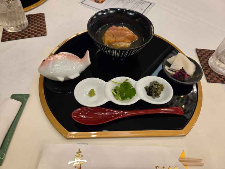 料理の〆で出される鯛茶漬け。