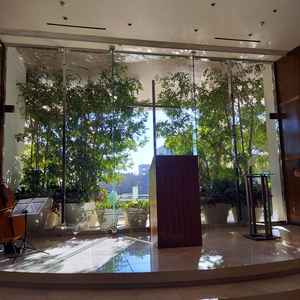 1階のチャペル。光が入り、緑が素敵でした。生演奏があり神聖な気持ちになりました。