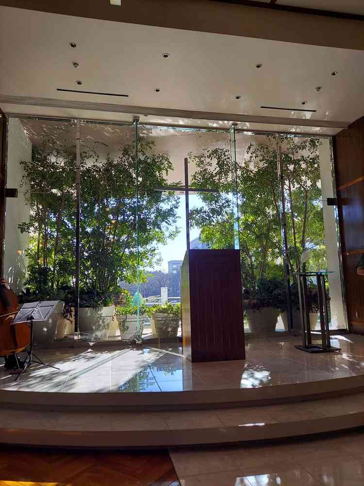 1階のチャペル。光が入り、緑が素敵でした。生演奏があり神聖な気持ちになりました。